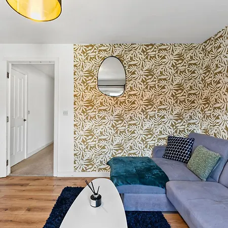 Holiday home Sleek And Stylish 3 Bed In - Parking *