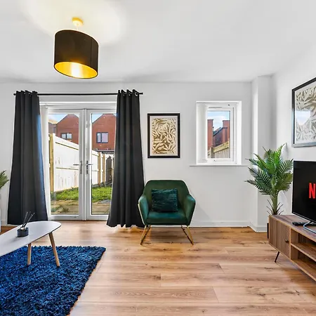 Sleek And Stylish 3 Bed In - Parking Holiday home *