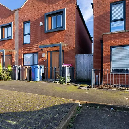Sleek And Stylish 3 Bed In - Parking