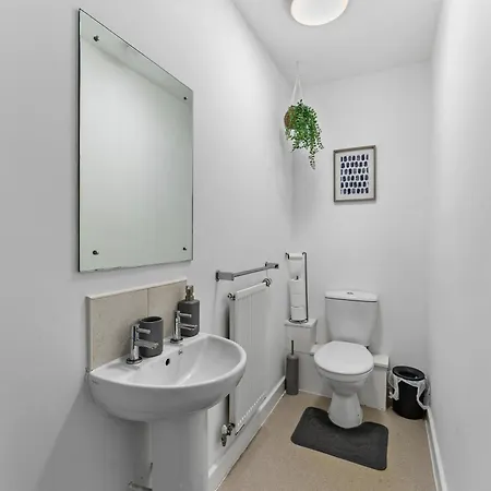 Holiday home Sleek And Stylish 3 Bed In - Parking