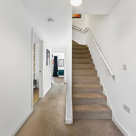 Sleek And Stylish 3 Bed In - Parking *