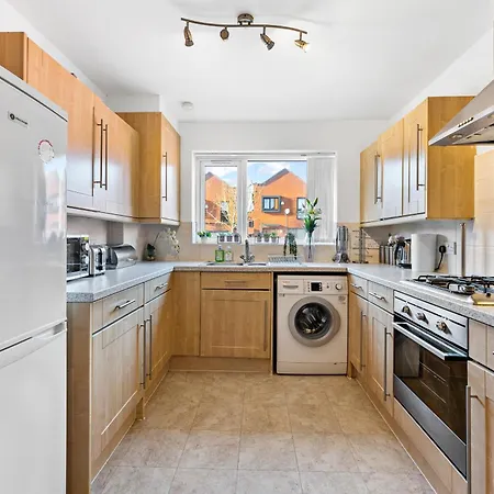 Sleek And Stylish 3 Bed In - Parking Manchester