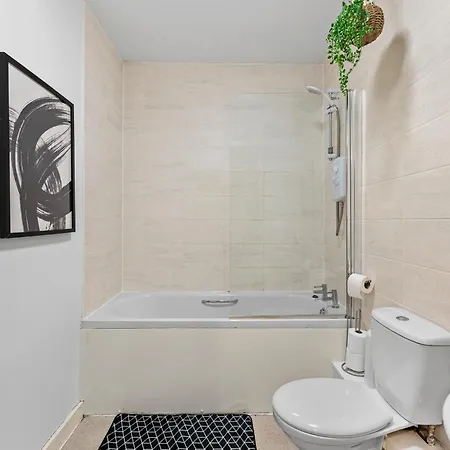 Sleek And Stylish 3 Bed In - Parking * Manchester
