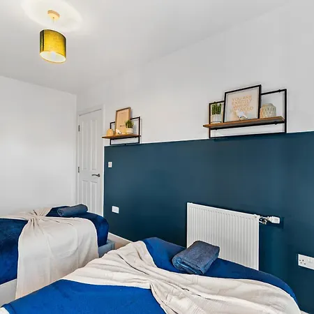Holiday home Sleek And Stylish 3 Bed In - Parking