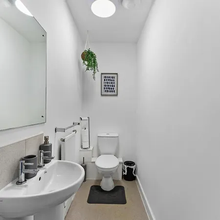 Sleek And Stylish 3 Bed In - Parking Holiday home Manchester