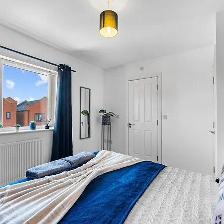 Sleek And Stylish 3 Bed In - Parking