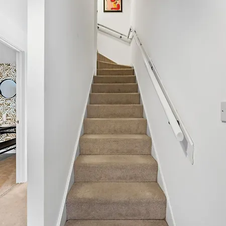 Sleek And Stylish 3 Bed In - Parking Holiday home Manchester