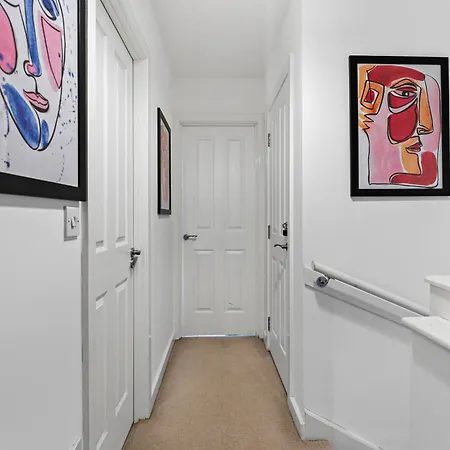Sleek And Stylish 3 Bed In - Parking *