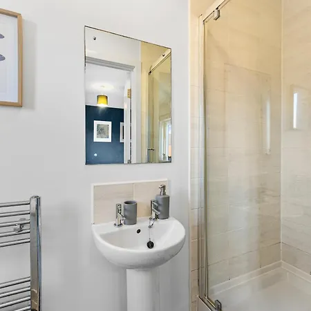 Sleek And Stylish 3 Bed In - Parking Holiday home