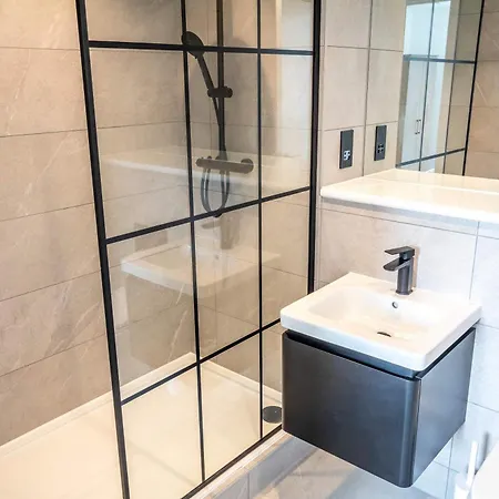 Stunning 2 Bedroom In *