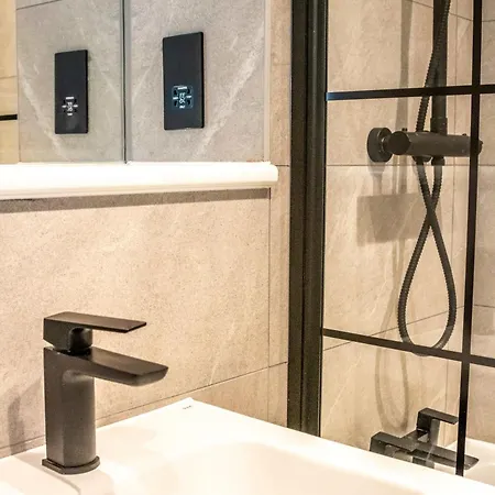 Stunning 2 Bedroom In *