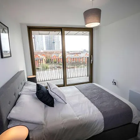 Stunning 2 Bedroom In Apartment