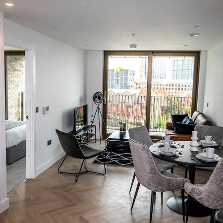 Stunning 2 Bedroom In Apartment