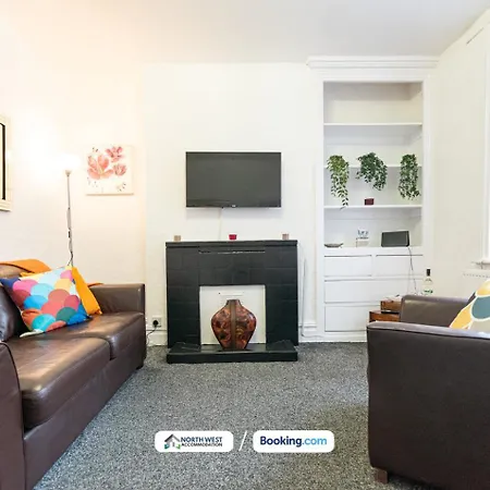 Spacious 2-Bedroom House In Manchester With Free Parking, Wifi And Near M60 Holiday home