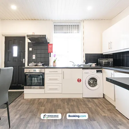 Holiday home Spacious 2-Bedroom House In Manchester With Free Parking, Wifi And Near M60