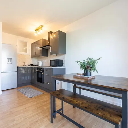 Cosy, 2 Bed Flat Near Academy *