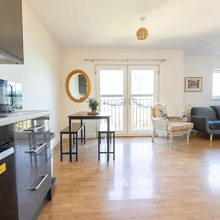 Cosy, 2 Bed Flat Parking Apartment