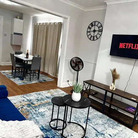 بيت للعطل 2 Bedroom House With Free Parking مانشستر