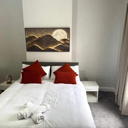 2 Bedroom House With Free Parking بيت للعطل مانشستر