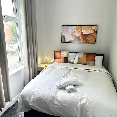 2 Bedroom House With Free Parking بيت للعطل *