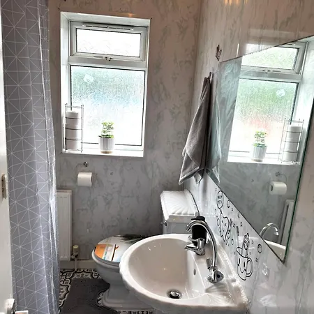 بيت للعطل 2 Bedroom House With Free Parking مانشستر
