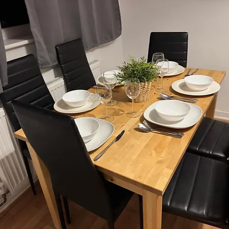 Apartament 4 Bedroom Sleeps 11 Walk To Etihad