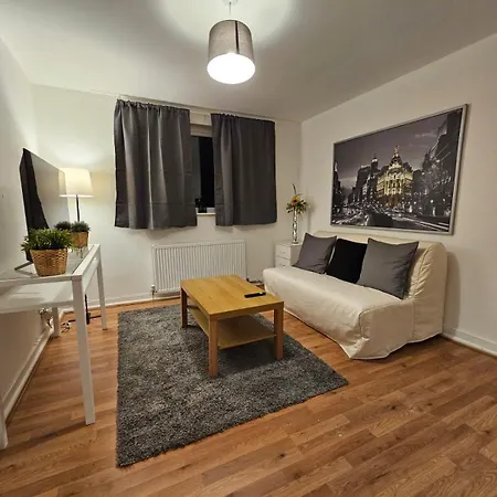 4 Bedroom Sleeps 11 Walk To Etihad Apartment *