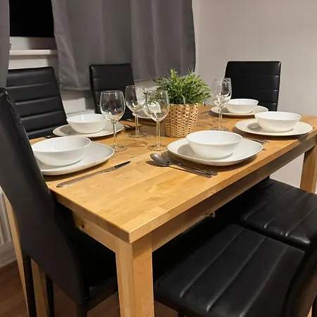 4 Bedroom Sleeps 11 Walk To Etihad Apartament *