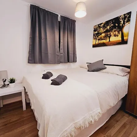 4 Bedroom Sleeps 11 Walk To Etihad Apartament