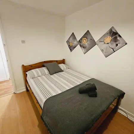 4 Bedroom Sleeps 11 Walk To Etihad Apartament