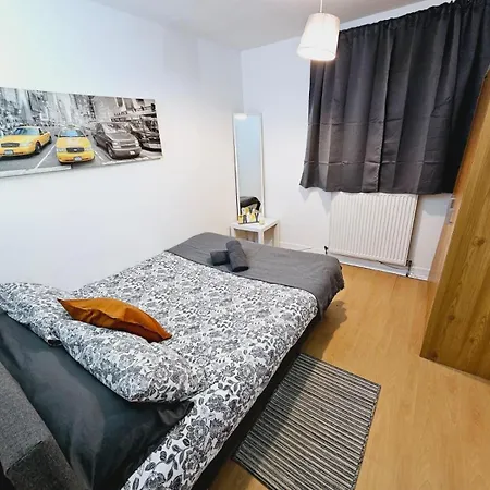 Apartament 4 Bedroom Sleeps 11 Walk To Etihad