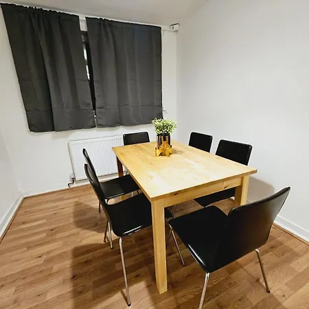 Apartament 4 Bedroom Sleeps 11 Walk To Etihad Manchester