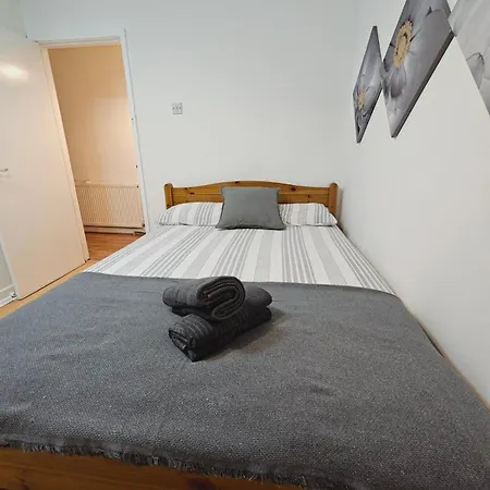 4 Bedroom Sleeps 11 Walk To Etihad Apartamento *