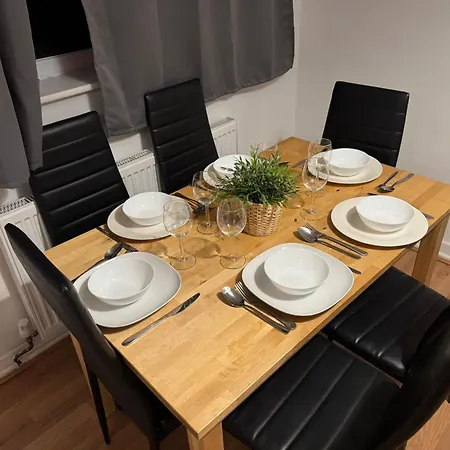 4 Bedroom Sleeps 11 Walk To Etihad * Manchester