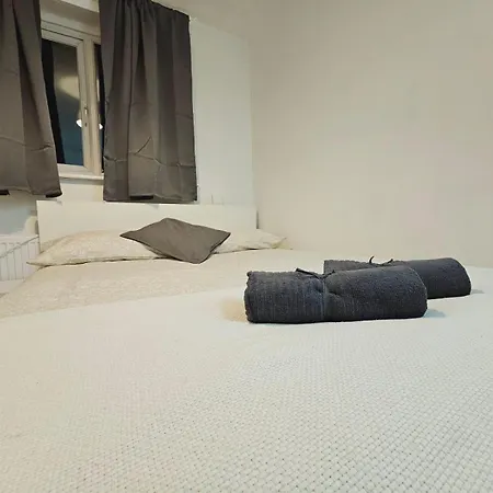 4 Bedroom Sleeps 11 Walk To Etihad *