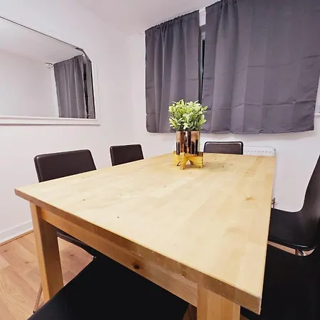 Appartamento 4 Bedroom Sleeps 11 Walk To Etihad *