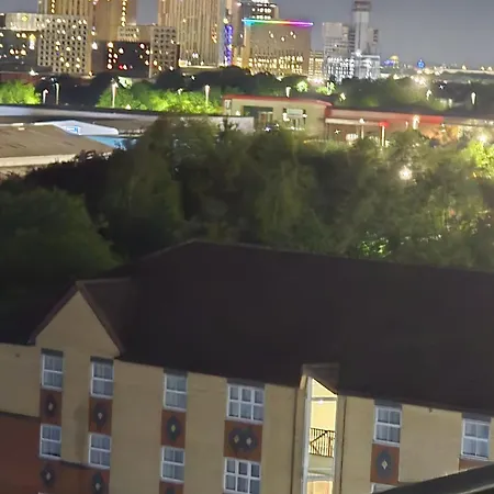 Villa Mega7 Spacious 2bedroom Apartment, 2 Bathrooms, Balcony And Free Parking Manchester