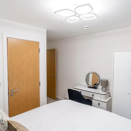 Mega7 Spacious 2bedroom Apartment, 2 Bathrooms, Balcony And Free Parking Manchester