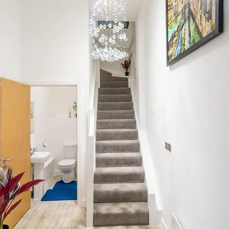 Mega7 Spacious 2bedroom Apartment, 2 Bathrooms, Balcony And Free Parking Villa