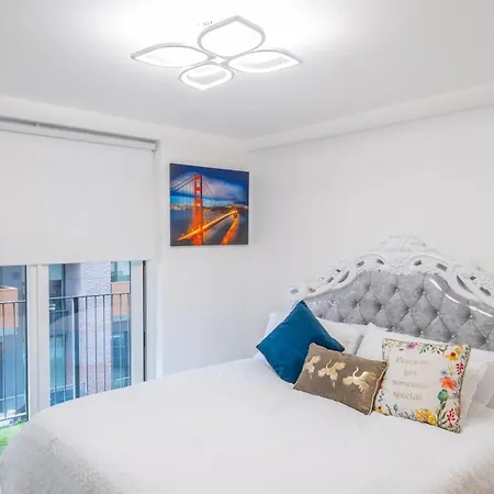 Mega7 Spacious 2bedroom Apartment, 2 Bathrooms, Balcony And Free Parking Villa Manchester