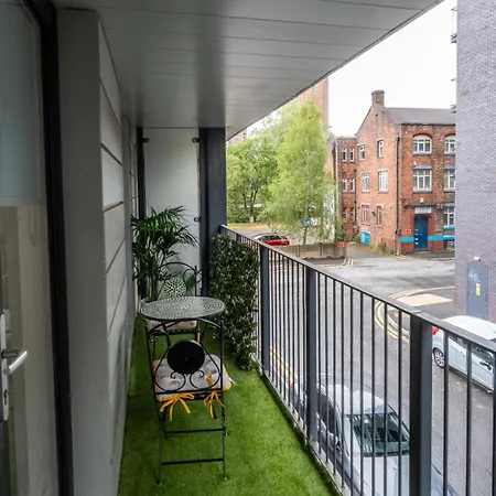 Mega7 Spacious 2bedroom Apartment, 2 Bathrooms, Balcony And Free Parking Willa