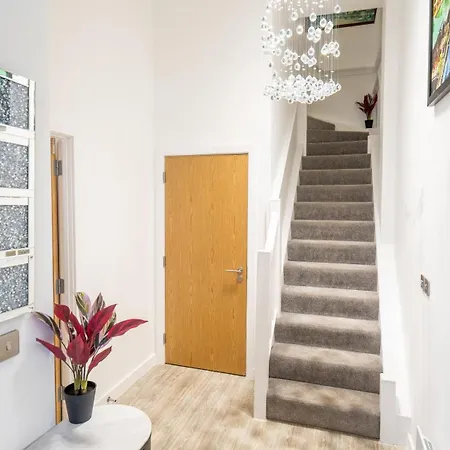 Mega7 Spacious 2bedroom Apartment, 2 Bathrooms, Balcony And Free Parking Villa *