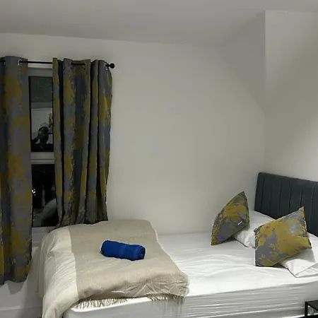 Bright, Modern & Comfortable 2-bedroom Apartment *