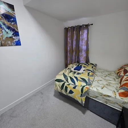 Excellent Location 2 Bedroom Flat Chorlton Apartment *