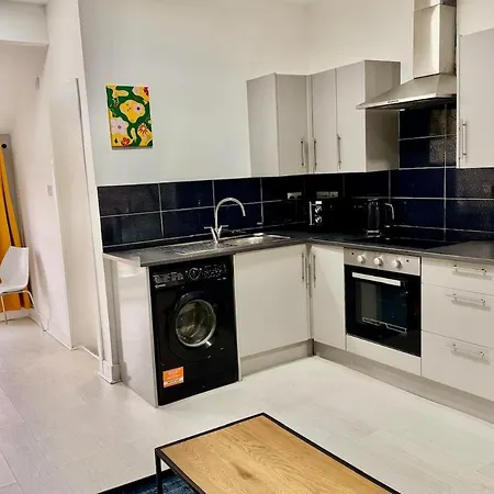 Bright, Modern & Comfortable 2-bedroom