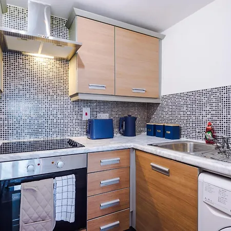 City Comfort In Salford For 6 - Modern & Cosy 2-Br Balcony Retreat By Parydise Properties *