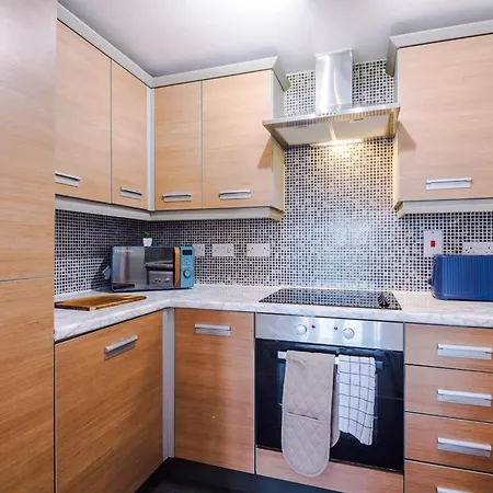 Salford Serene Escape - Modern 2br Retreat With Balcony & Parking By Parydise - Sleeps 6