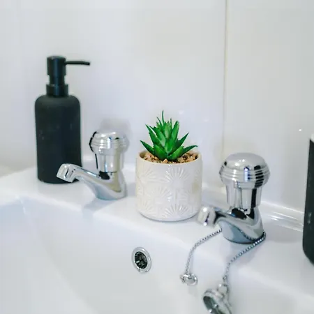 Salford Serene Escape - Modern 2br Retreat With Balcony & Parking By Parydise - Sleeps 6 Διαμέρισμα *