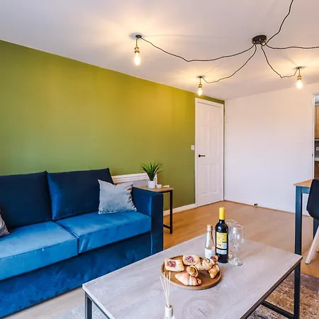 City Comfort In Salford For 6 - Modern & Cosy 2-Br Balcony Retreat By Parydise Properties *