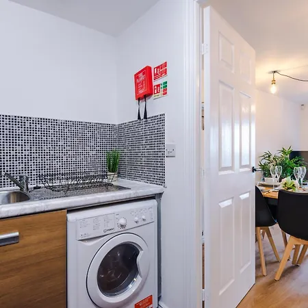 דירה City Comfort In Salford For 6 - Modern & Cosy 2-Br Balcony Retreat By Parydise Properties *